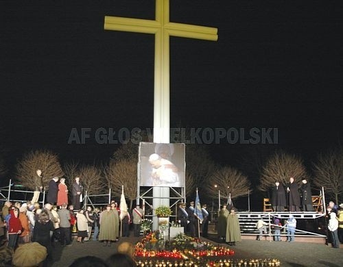 Przy krzyżu na Łęgach Dębińskich poznaniacy modlą się i wspominają papieża Jana Pawła II