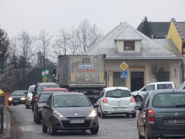 W godzinach szczytu w centrum Starego Sącza robi się gęsto od aut. Także tych największych