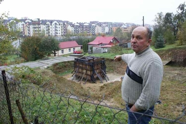 Tadeusz Budzicz pokazuje rozpoczętą dwa lata temu budowę.