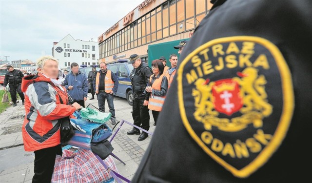 W Gdańsku nielegalnych handlarzy próbowano przegonić siłą, co budziło wiele wątpliwości