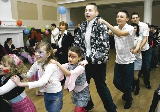 W kółeczku lub parami. Każdy się bawił najlepiej, jak potrafił.