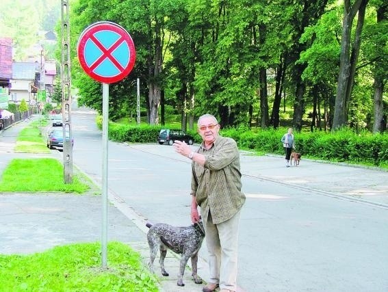 Pan Bogusław pokazuje sporny znak zakazu