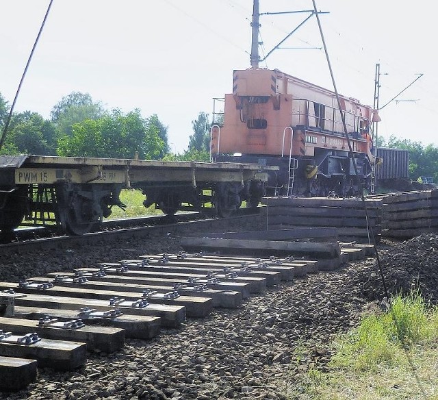 Kolejarze ułożyli już kilkadziesiąt metrów nowych podkładów.