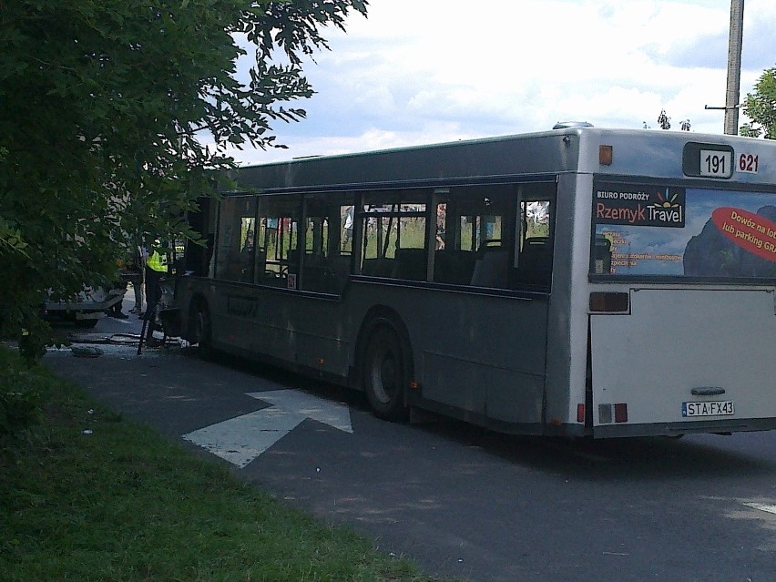 Wypadek autobusu w Tarnowskich Górach. 19 osób rannych [ZDJĘCIA]