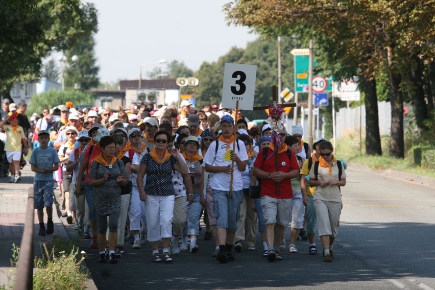 Cztery tysiące pielgrzymów z Rybnika jest już w drodze na Jasną Górę [ZDJĘCIA]