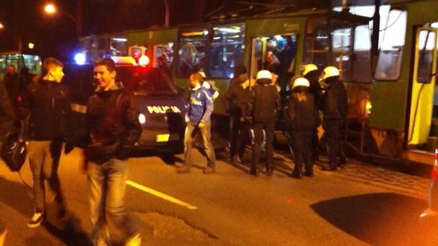 Interwencja policji w tramwaju linii nr 6 wiozących kibiców z meczu Lech Poznań - Korona Kielce.