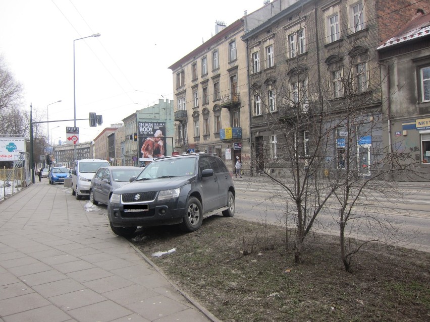 Czy parkowanie na trawniku jest w Krakowie normą?