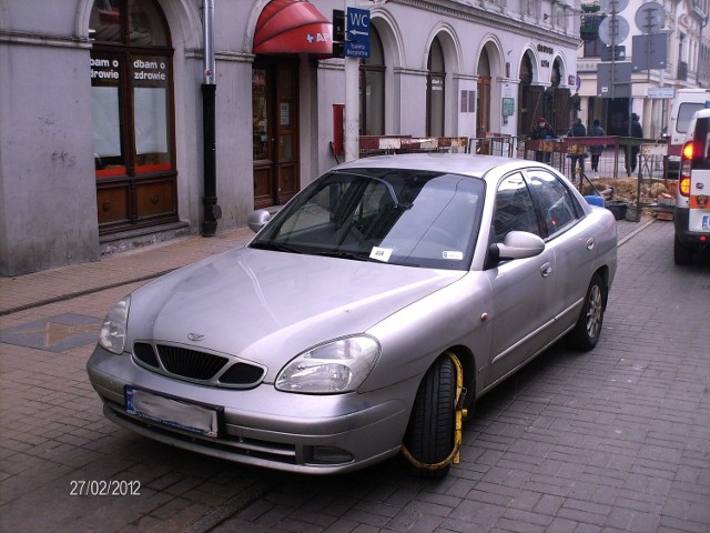 Samochód posła Jana Tomaszewskiego z blokadą Straży Miejskiej.