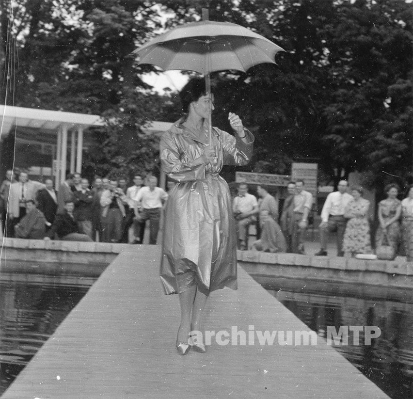 Pokaz mody na Międzynarodowych Targach Poznańskich w 1959...