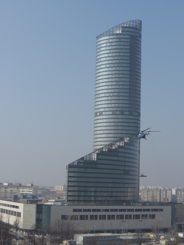 Sky Tower: Helikopter pomagał w budowie (FILM)