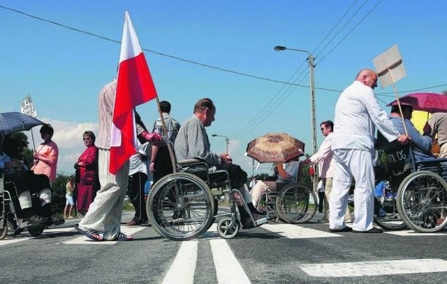 Mieszkańcy Kotliny Kłodzkiej walczą, np. organizując blokady dróg, o małe szpitale. Te jednak są po kolei likwidowane