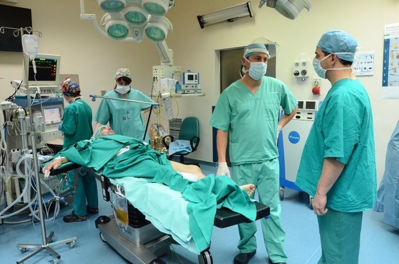 Operacja założenia endoprotezy stawu kolanowego Enduro w...