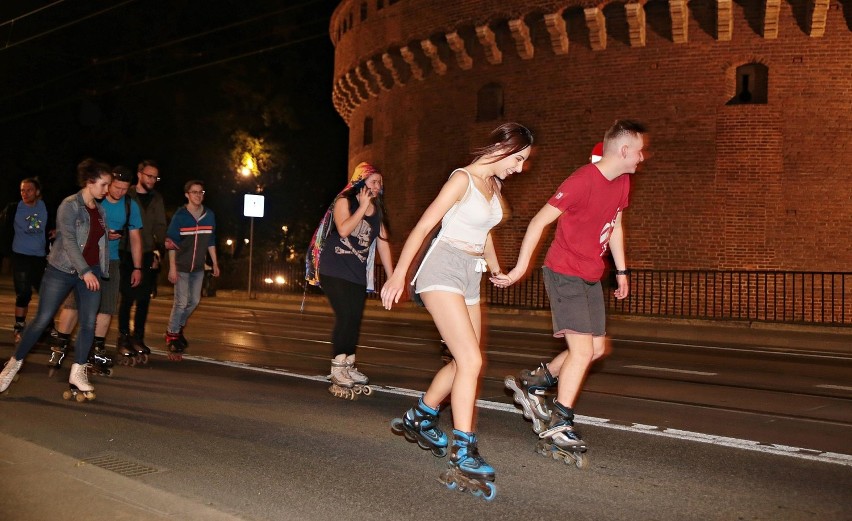 Krakowianie kochają rolki - wielki przejazd nocny przez miasto