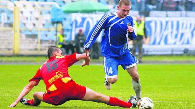 Młody napastnik, Kornel Duś (niebieski strój) próbował w Grudziądzu kilka razy pokonać bramkarza rywali, ale bezskutecznie