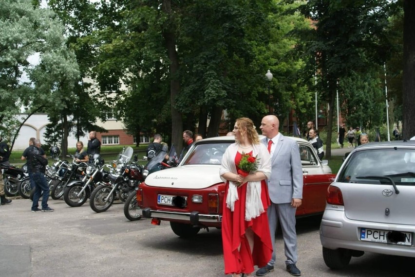 Motocyklowy ślub i parada, z zabytkową warszawą na czele. Członkowie klubu Moto Freedom zrobili nowożeńcom niespodziankę