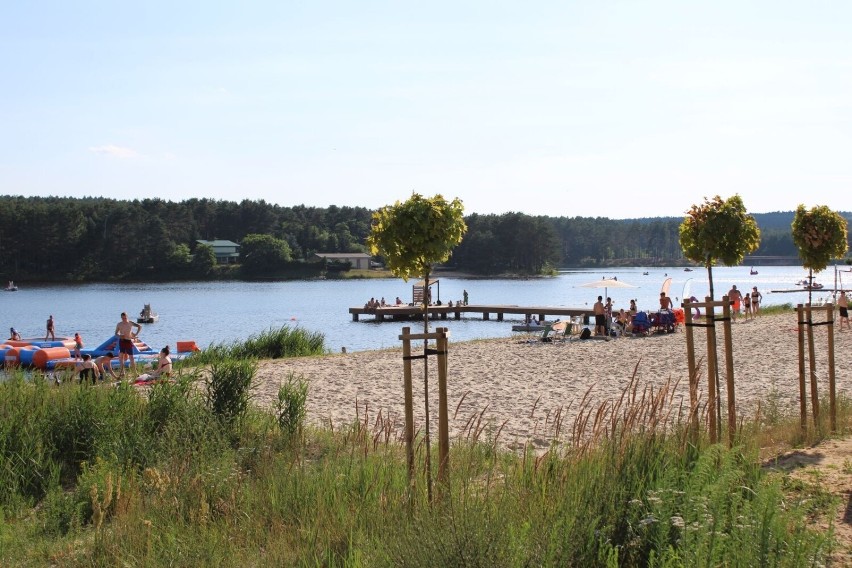 Sobota 15 lipca nad zalewem Lubianka Starachowicach. Można było popływać i skorzystać z punktów gastronomicznych. Zobacz zdjęcia