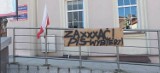 Wulgarny napis w Tczewie. Przed biurem poselskim Kazimierza Smolińskiego ktoś powiesił tablicę z hasłem "ZAxxxAĆ! PiS-WYBIERZ!" | ZDJĘCIA