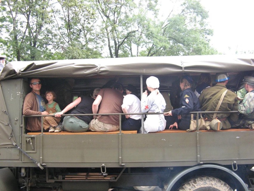 Operacja Południe w Bielsku-Białej 2011. Zdjęcia z parady przed Zamkiem Sułkowskich