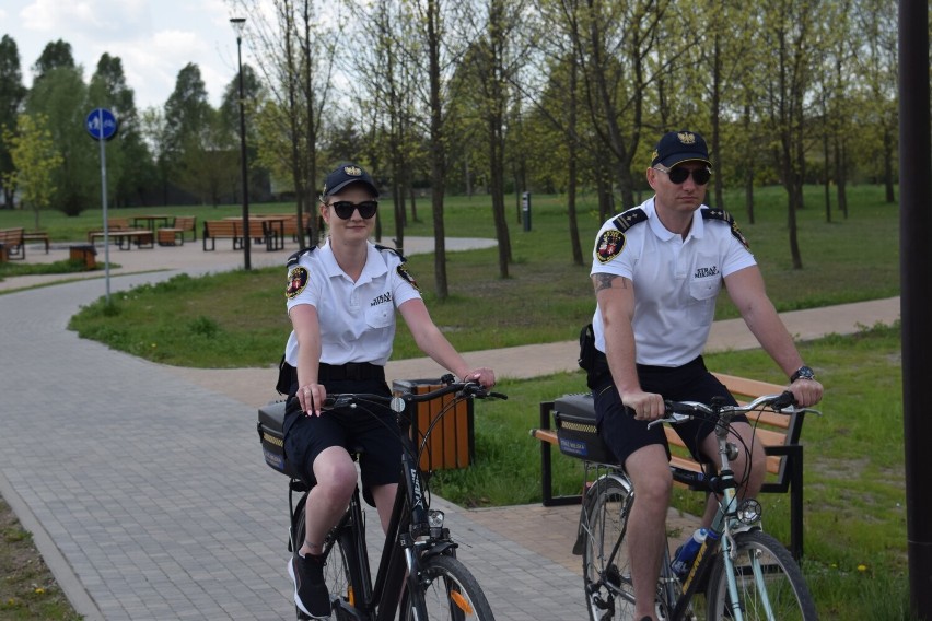 Miejscy strażnicy w Zduńskiej Woli wyjechali na rowerowe...