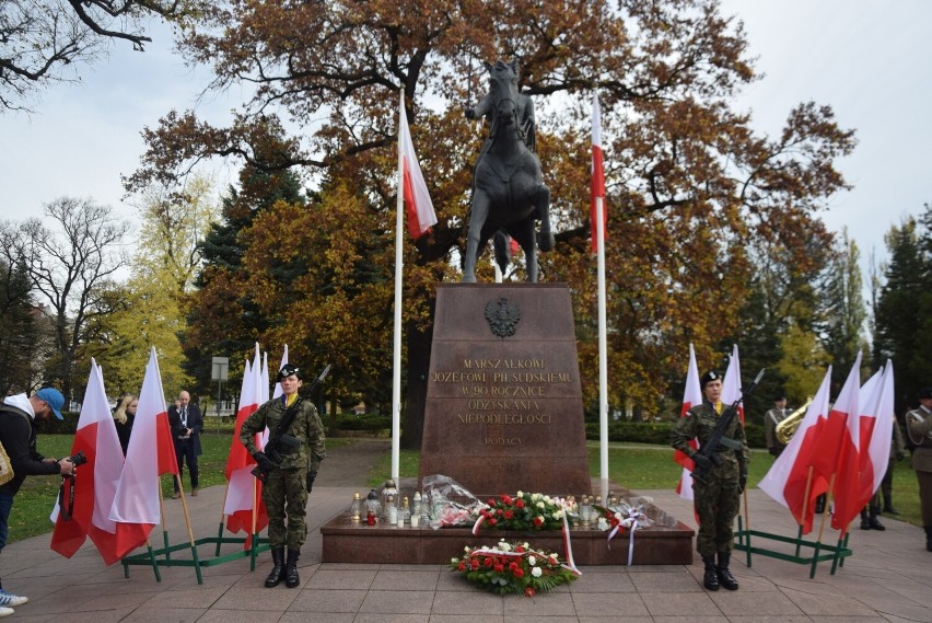 Przy pomniku marszałka Józefa Piłsudskiego w Gorzowie...