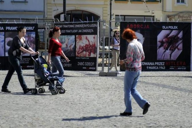 Dziś usunięto kontrowersyjną wystawę sprzeciwiającą się aborcji. ...