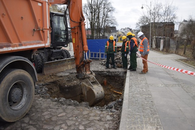 We wtorek, 13 marca, pracownicy Wodociągów Kieleckich przystąpili do usuwania awarii, która spowodowała powstanie zapadliska na ulicy Kaczyńskiego w Kielcach.