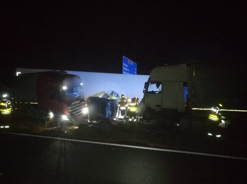 Karambol na autostradzie A4 pod Tarnowem z udziałem  samochodów ciężarowych i osobówki. Na miejscu: straż pożarna, policja i pogotowie