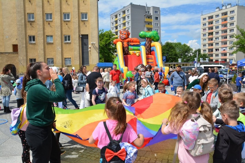 Dzień Dziecka 2022 w Wojewódzkim Domu Kultury w Kielcach. Wspaniała zabawa na scenie i placu. Zobacz zdjęcia