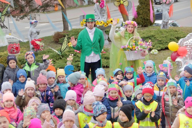 Na plac przed Centrum Kultury i Sztuki w Sępólnie zawitała Pani Wiosna. Spotkała się z najmłodszymi dziećmi.