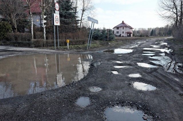 Ul. Skowronkowa na Sławinie. Droga tylko z nazwy przypomina ulicę położoną na terenie miasta