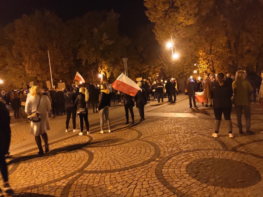 Strajk kobiet. Czarny marsz w Augustowie. Rolnicy wspierają protestujące kobiety [Zdjęcia]