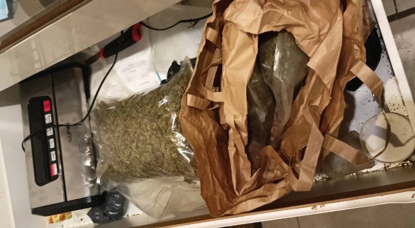 Toruń. Na Chełmińskim Przedmieściu policja znalazła ponad 1,2 kg narkotyków. Czego tam nie było!