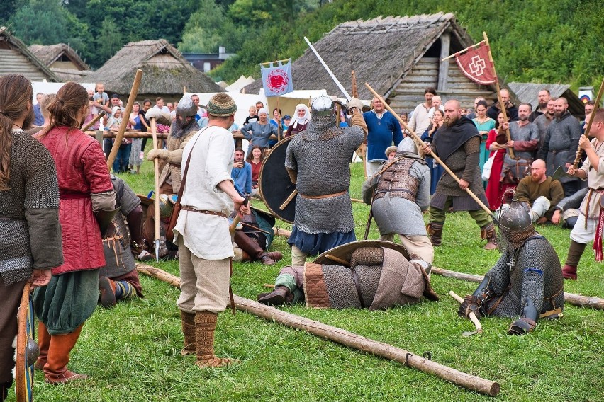 Na terenie legendarnego grodziska i w parku archeologicznym...