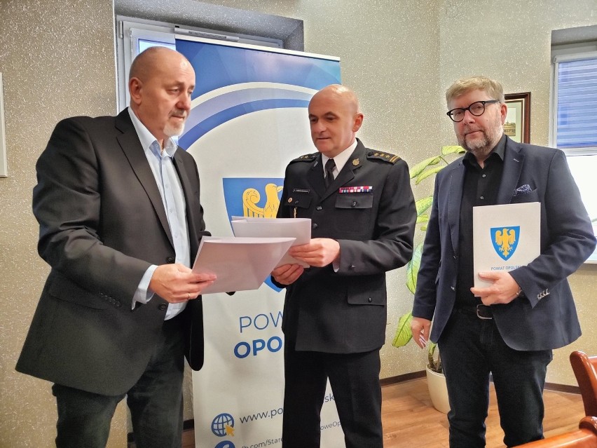 Powiat opolski dofinansował zakup nowego wozu bojowego dla...