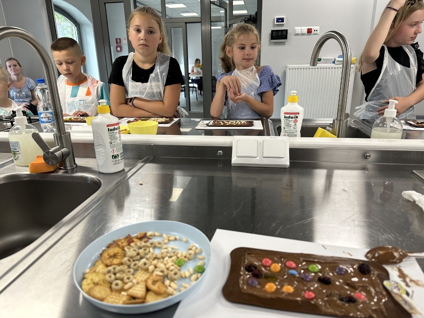 Czekoladowe warsztaty w Bełchatowie. Dzieci same tworzyły pyszne czekolady