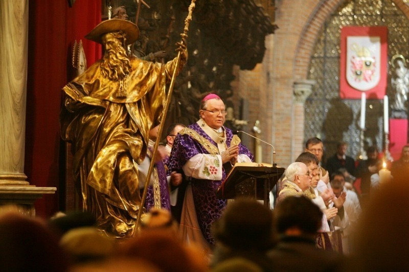 Wrocław: Uroczystość peregrynacji krzyża Jana Pawła II w Katedrze (ZDJĘCIA)