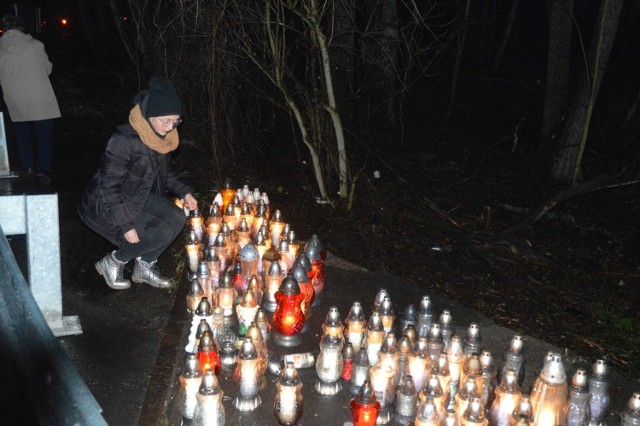 Pożegnanie w miejscu zdarzenia pięciu młodych ofiar tragicznego w skutkach wypadku przy kanale na odcinku drogi powiatowej pomiędzy Ciborzem i Skąpem 