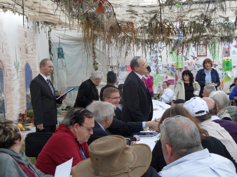 Przebywający na częstochowskim zdjeździe Żydzi więli udział w obchodach śwęta Sukkot w &quot;plastyku&quot;