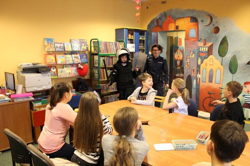 Dzieci spotkały się z policjantami w bibliotece. Temat: Bezpieczne ferie