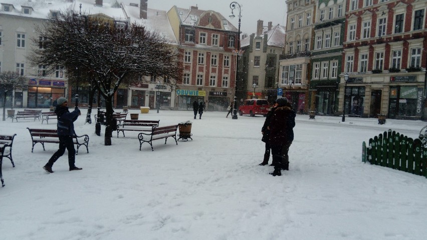 Wałbrzyski rynek zasypany śniegiem. Ładny?