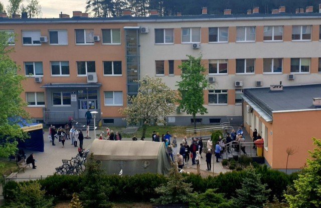 Szpital w Nowej Soli. Kolejka do budynku poradni. Poniedziałek rano, 18 maja.