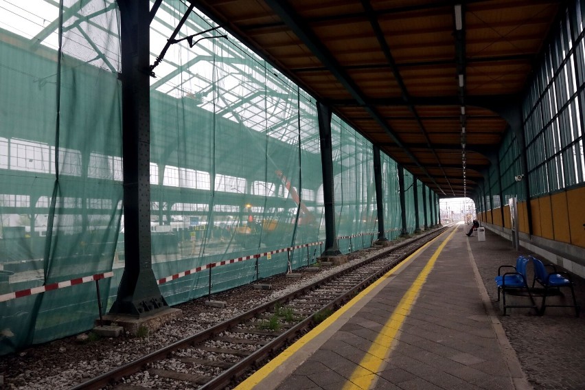 Trwa remont hali peronowej Dworca PKP w Legnicy, zobaczcie aktualne zdjęcia