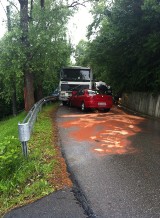 Wypadek w Oczkowie. Zderzenie osobówki z ciężarówką