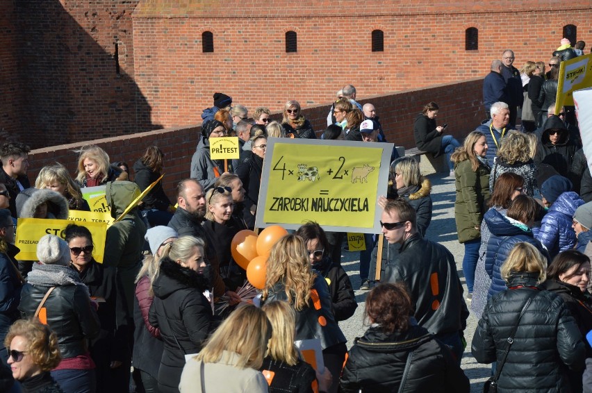 Malbork. Przemarsz i happening pracowników oświaty na placu Jagiellończyka [ZDJĘCIA, WIDEO]. "Walczymy o nowe życie szkoły"