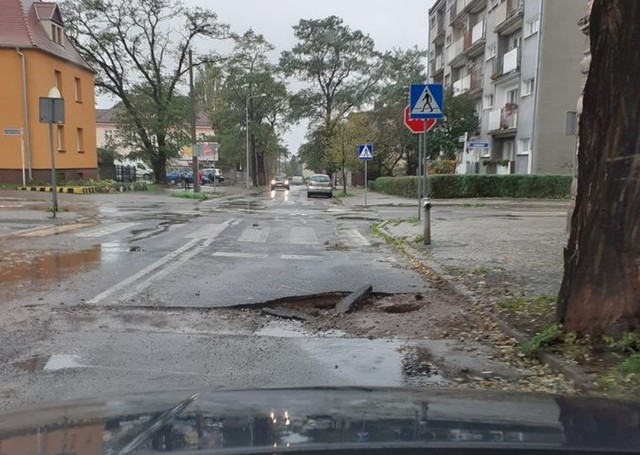 Nasz Czytelnik z Inowrocławia ostrzega kierowców: Uważajcie na ulicy Wawrzyniaka!