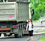 Przewoźnicy, dostarczający kruszywo na budowę autostrady A2 naprawią drogę Skierniewice - Głuchów