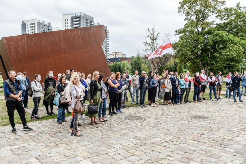 „Żywie Białaruś! Niech żyje Białoruś!”. Wernisaż wystawy w Europejskim Centrum Solidarności w Gdańsku