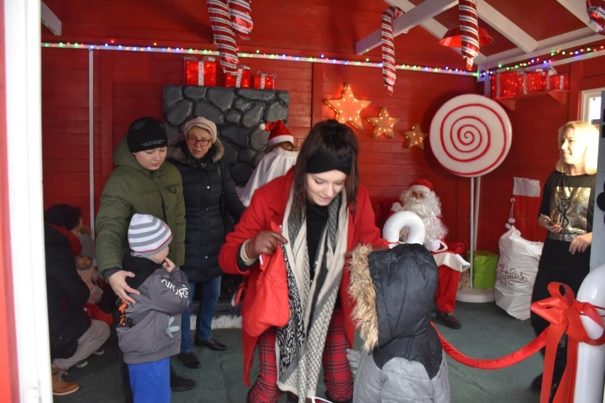 Domek Mikołaja na Złotym Rogu już stoi. W środku na dzieci czeka Mikołaj, elfy i śnieżynka ZDJĘCIA