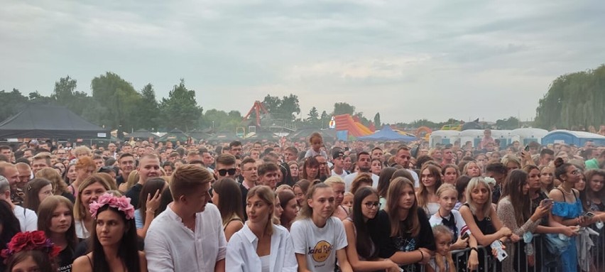 Koncert Sanah przyciągnął tysiące ludzi do Ślesina