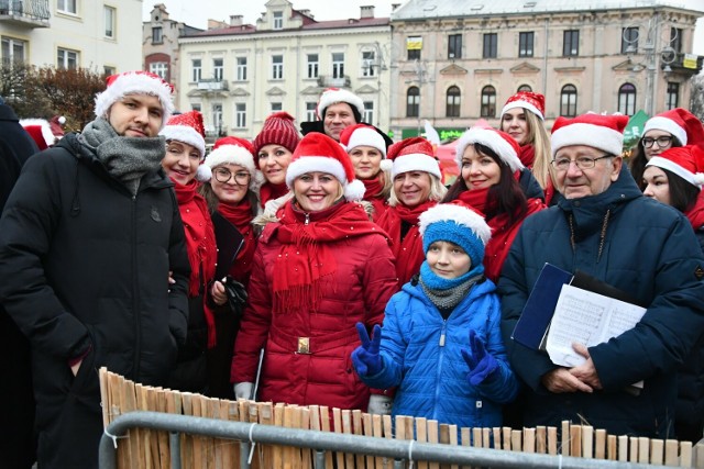Jarmark Bożonarodzeniowy w Kielcach rozpoczęty! Na Placu Artystów i ulicy Sienkiewicza pojawiło się mnóstwo ludzi.